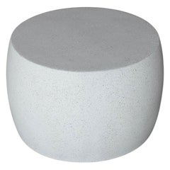 Table basse Barrel en résine moulée, finition pierre blanche par Zachary A. Design