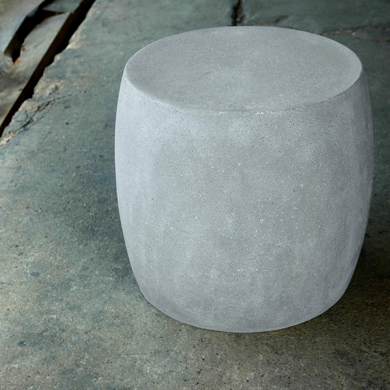 Minimaliste Table d'appoint Barrel en résine moulée, finition caractéristique de Zachary A. Design en vente