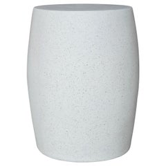Tisch „Barrel“ aus Gussharzguss, weiße Steinoberfläche von Zachary A. Design