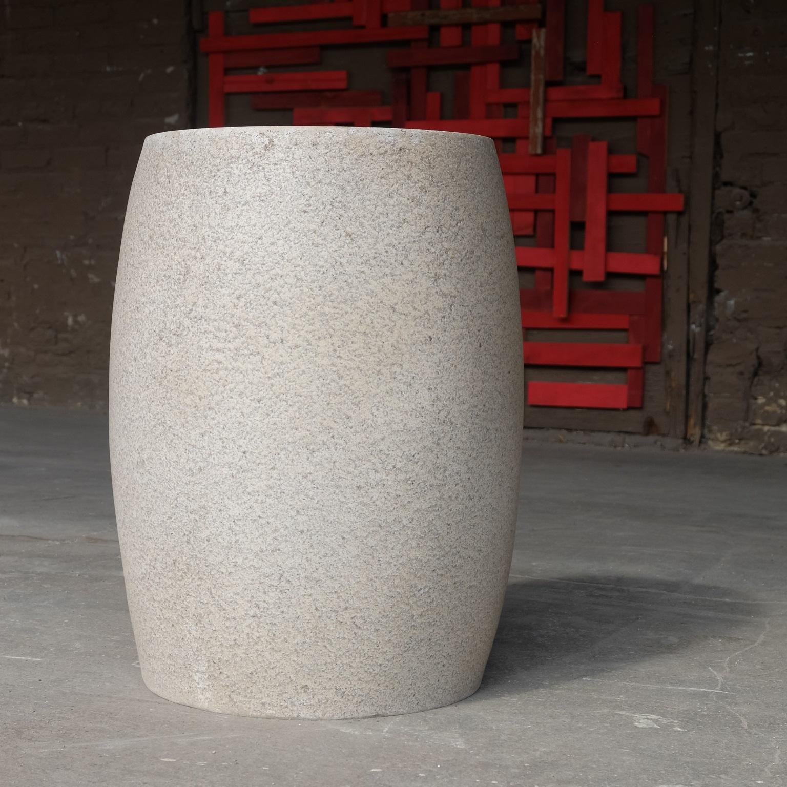 Minimaliste Table Barrel en résine moulée, finition pierre vieillie par Zachary A. Design en vente