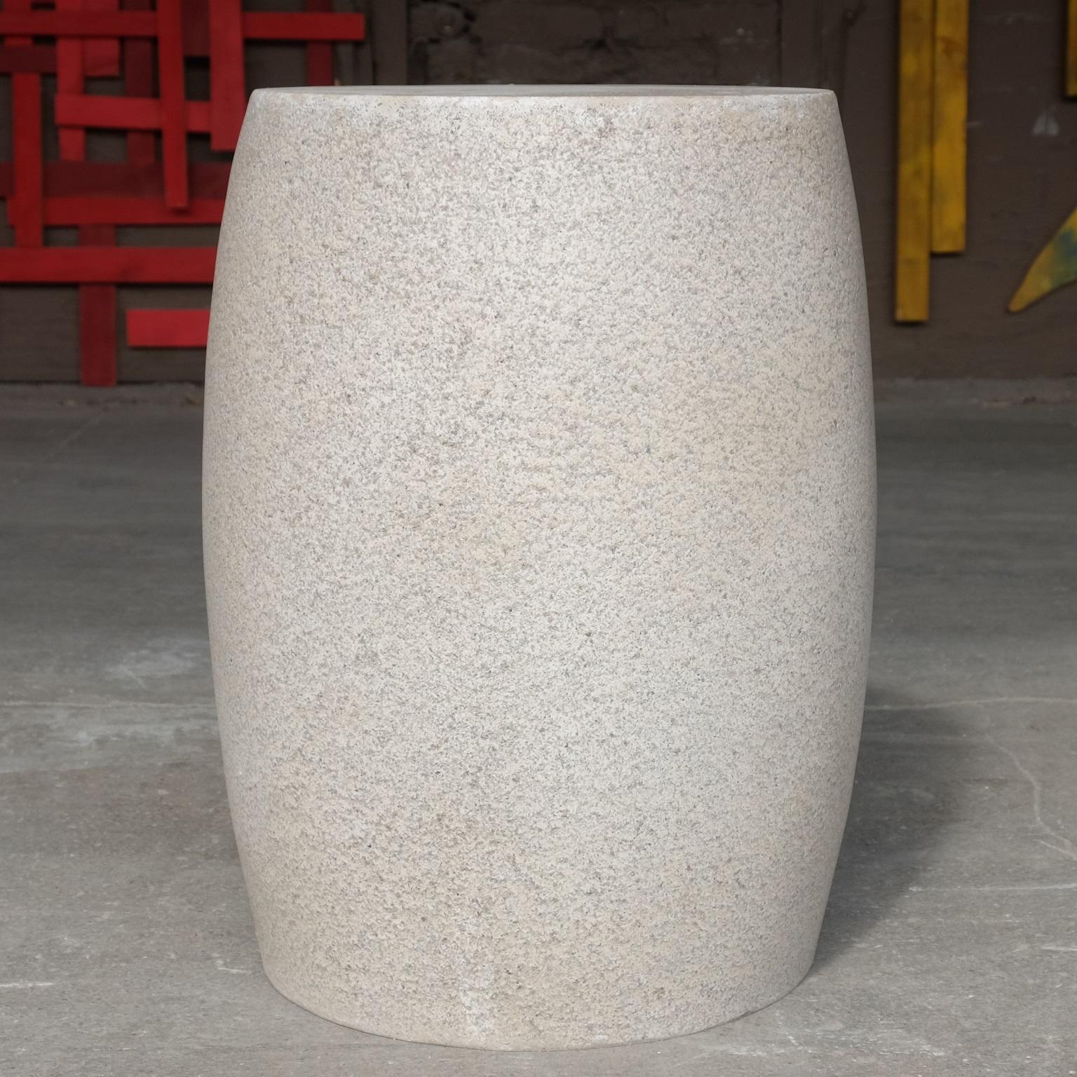 Américain Table Barrel en résine moulée, finition pierre vieillie par Zachary A. Design en vente
