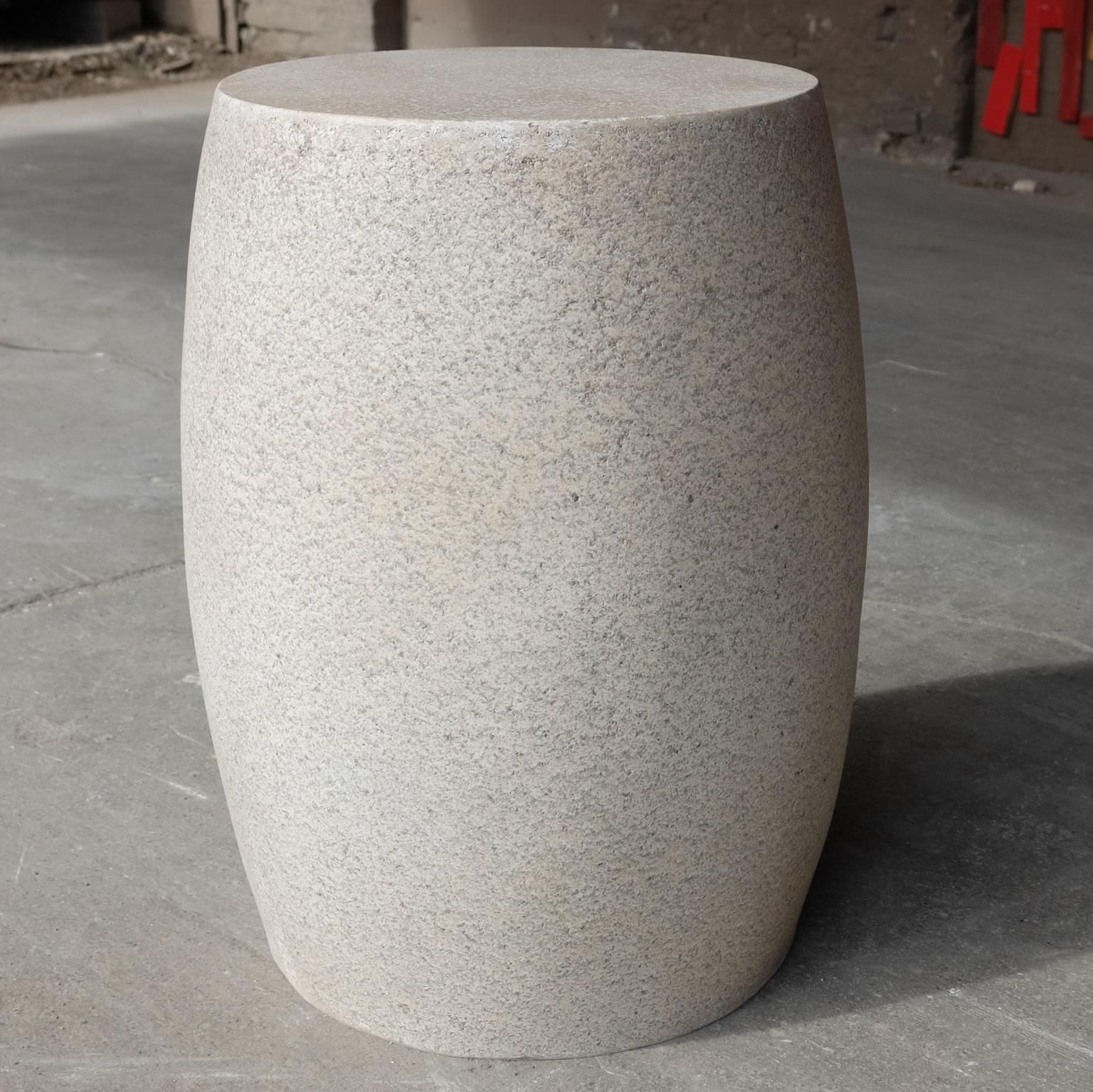 Gegossener „Barrel“-Tisch aus Kunstharz, gealterte Steinoberfläche von Zachary A. Design im Zustand „Neu“ im Angebot in Chicago, IL