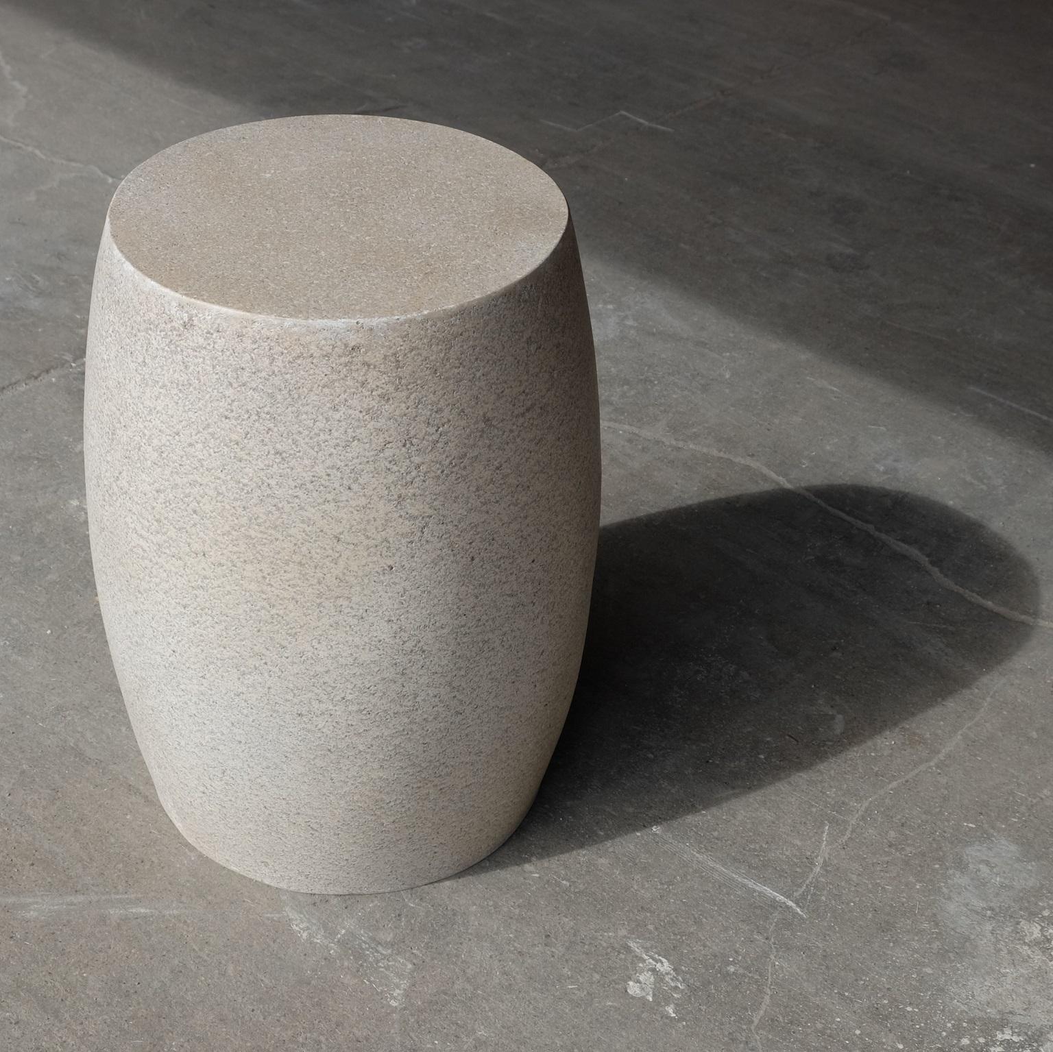 Gegossener „Barrel“-Tisch aus Kunstharz, gealterte Steinoberfläche von Zachary A. Design (21. Jahrhundert und zeitgenössisch) im Angebot