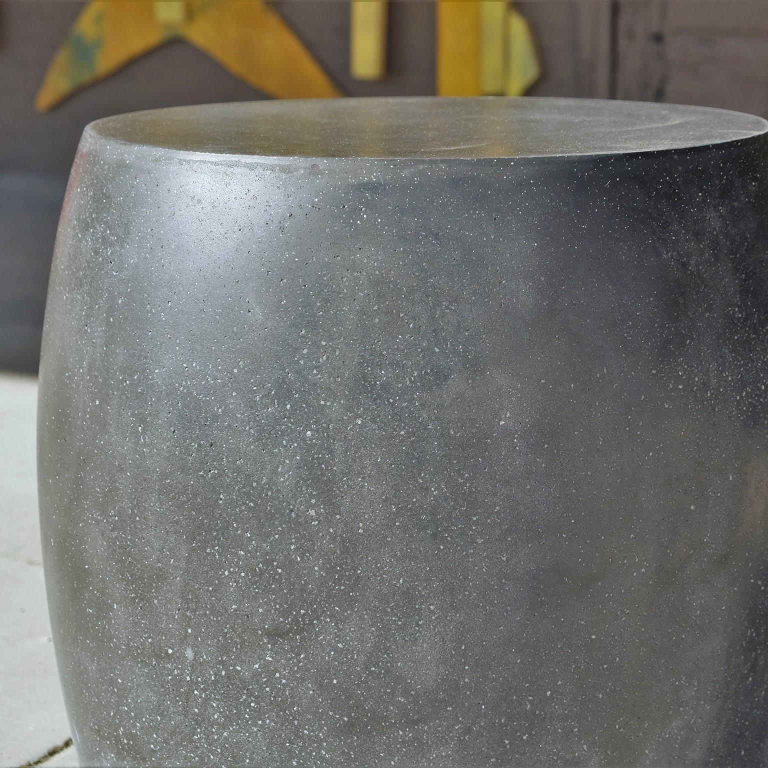 Gegossener „Barrel“-Tisch aus Gießharz, Oberfläche mit Kohlestein von Zachary A. Design (amerikanisch) im Angebot