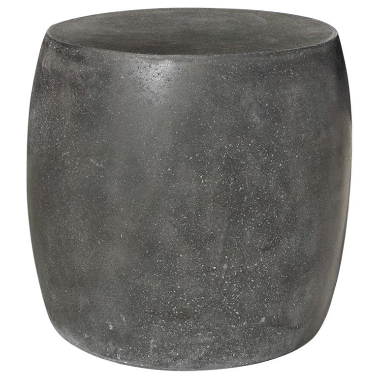 Gegossener „Barrel“-Tisch aus Gießharz, Oberfläche mit Kohlestein von Zachary A. Design