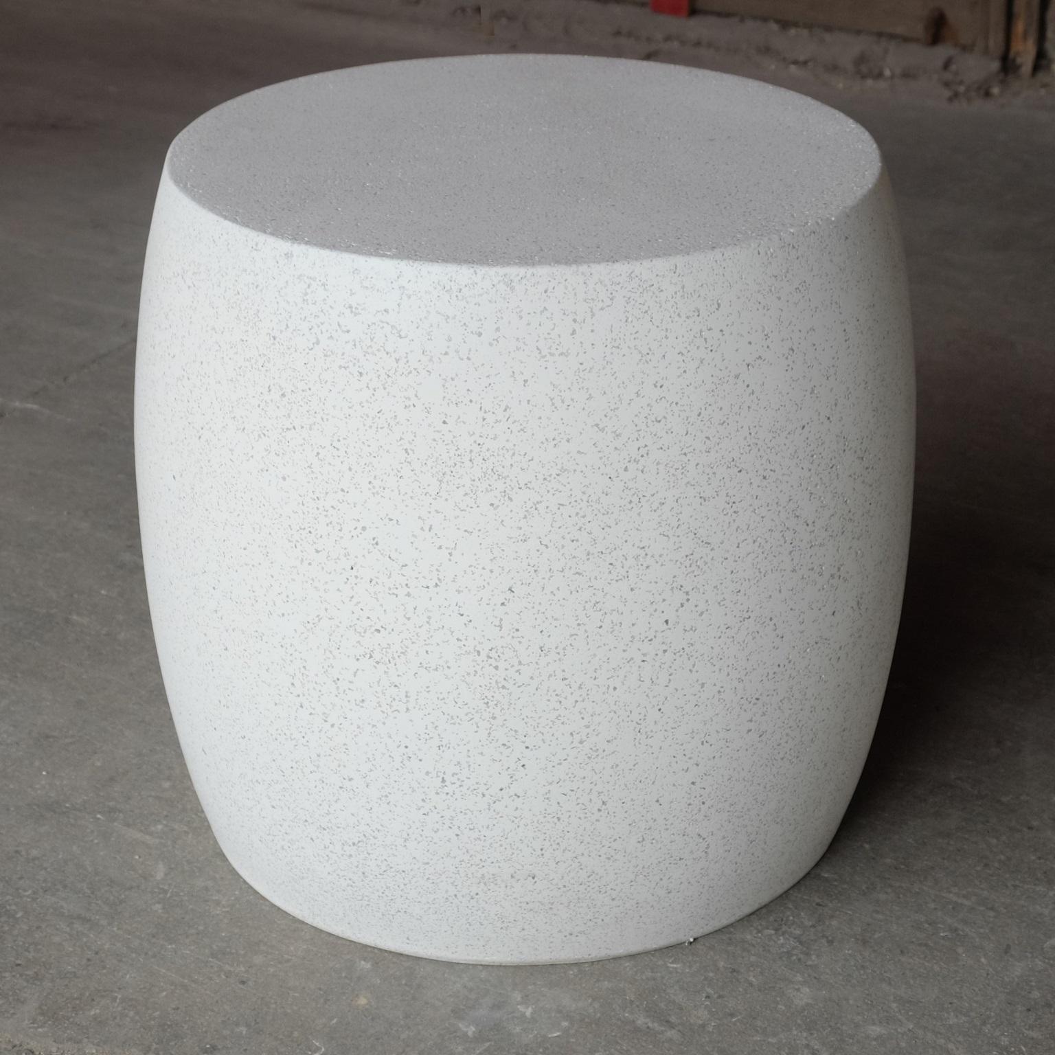 Tisch „Barrel“ aus Gussharzguss, weiße Steinoberfläche von Zachary A. Design (Minimalistisch) im Angebot