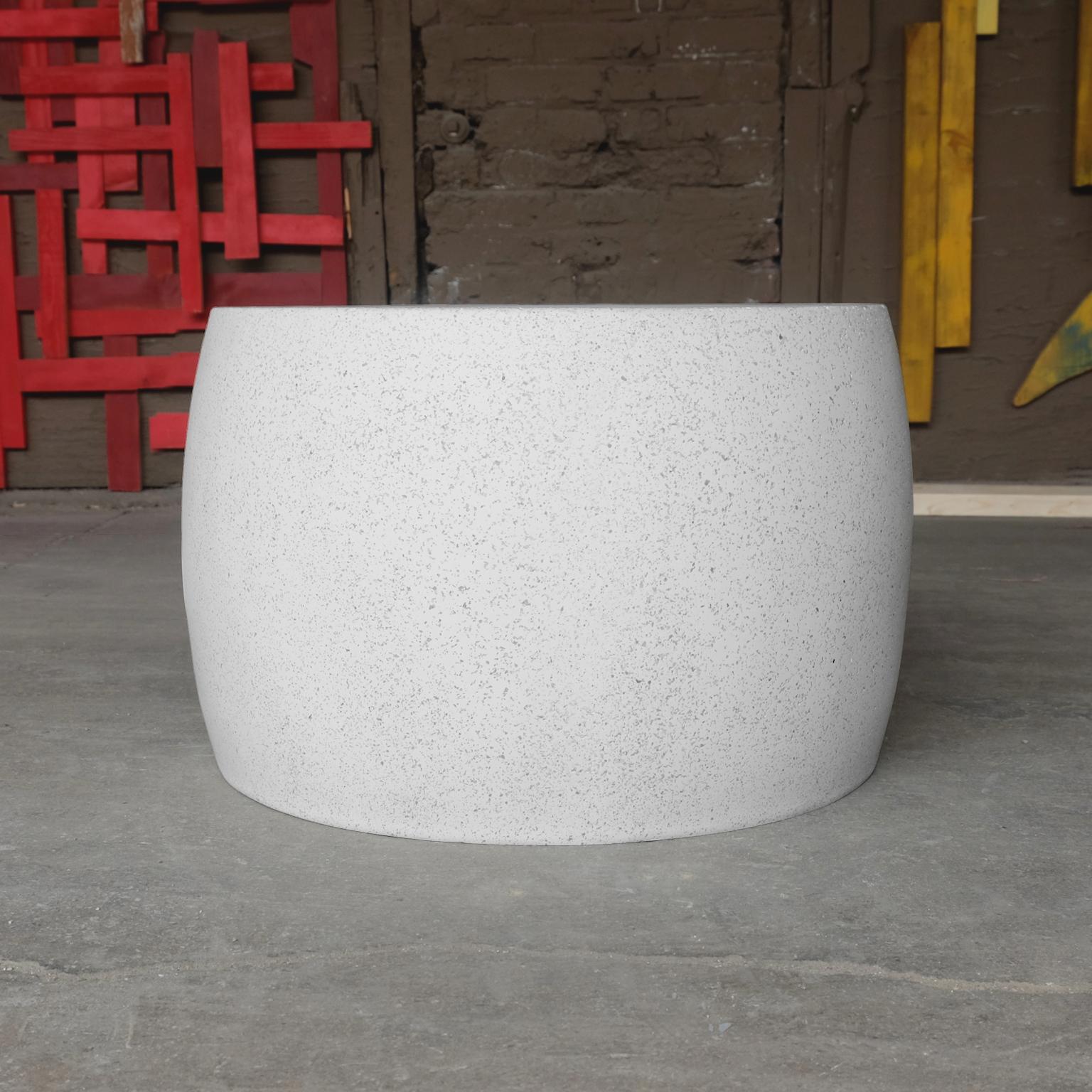 Tisch „Barrel“ aus Gussharzguss, weiße Steinoberfläche von Zachary A. Design (Minimalistisch) im Angebot