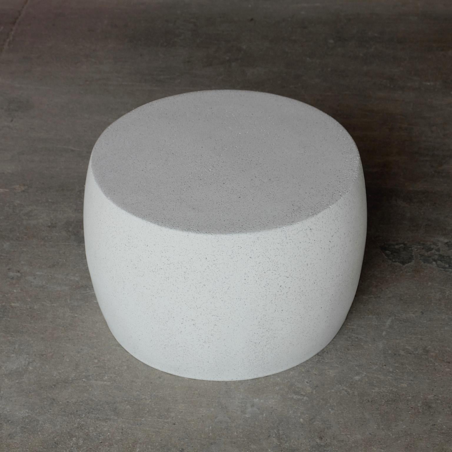 Tisch „Barrel“ aus Gussharzguss, weiße Steinoberfläche von Zachary A. Design (amerikanisch) im Angebot