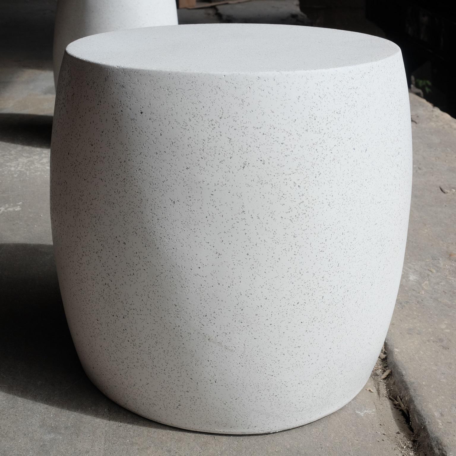 Tisch „Barrel“ aus Gussharzguss, weiße Steinoberfläche von Zachary A. Design (Gegossen) im Angebot