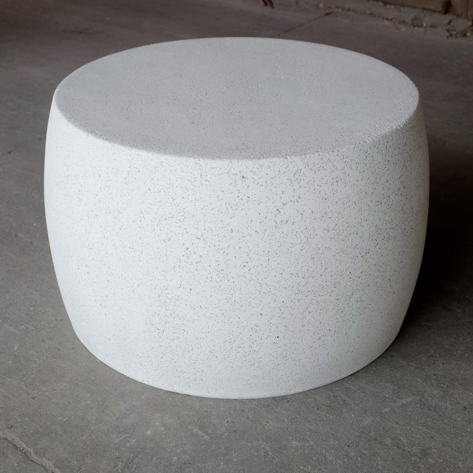 Minimaliste Table basse Barrel en résine moulée, finition pierre blanche par Zachary A. Design en vente