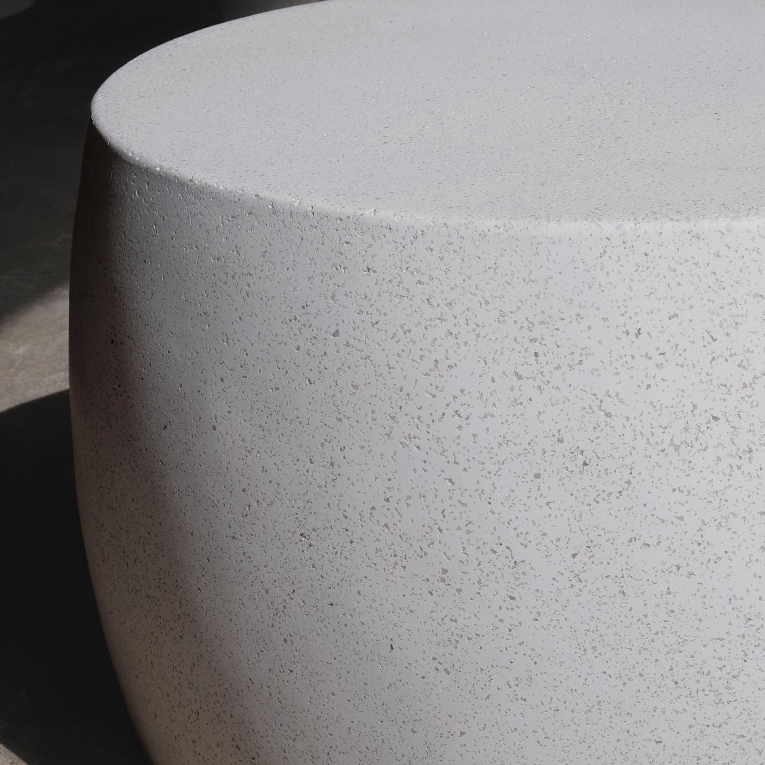 Tisch „Barrel“ aus Gussharzguss, weiße Steinoberfläche von Zachary A. Design im Zustand „Neu“ im Angebot in Chicago, IL
