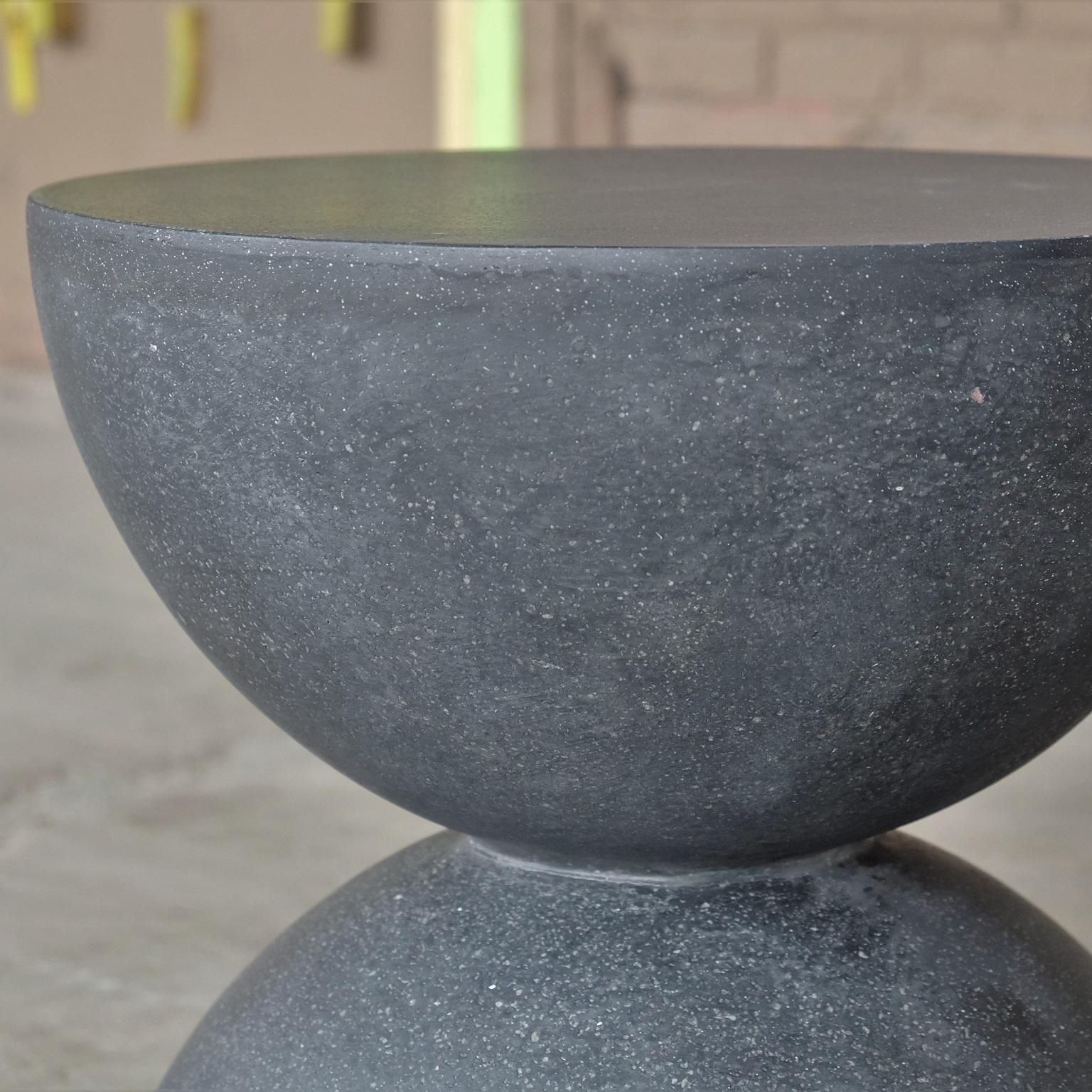 Minimaliste Table d'appointBilbouquet en résine moulée finition pierre de charbon par Zachary A. Design en vente