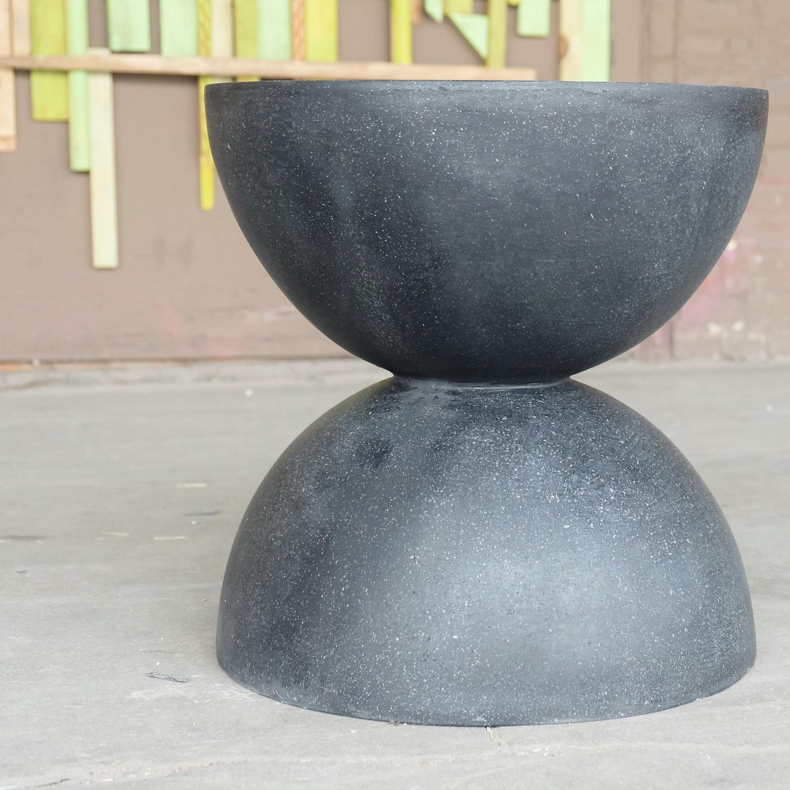 Moulage Table d'appointBilbouquet en résine moulée finition pierre de charbon par Zachary A. Design en vente