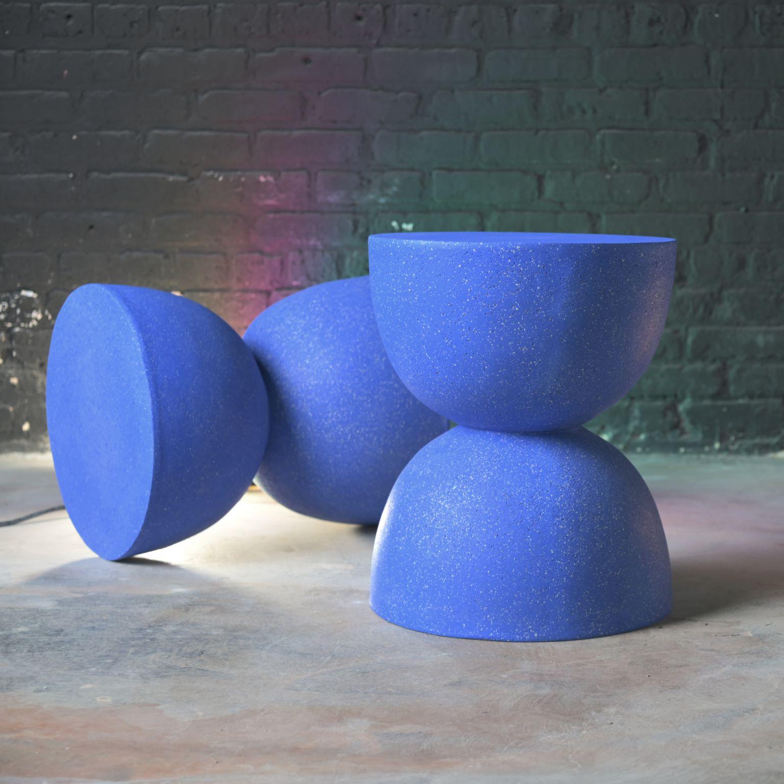 Beistelltisch „Bilbouquet“ aus Gussharzguss, Lupine-Blaue Oberfläche von Zachary A. Design (Minimalistisch) im Angebot
