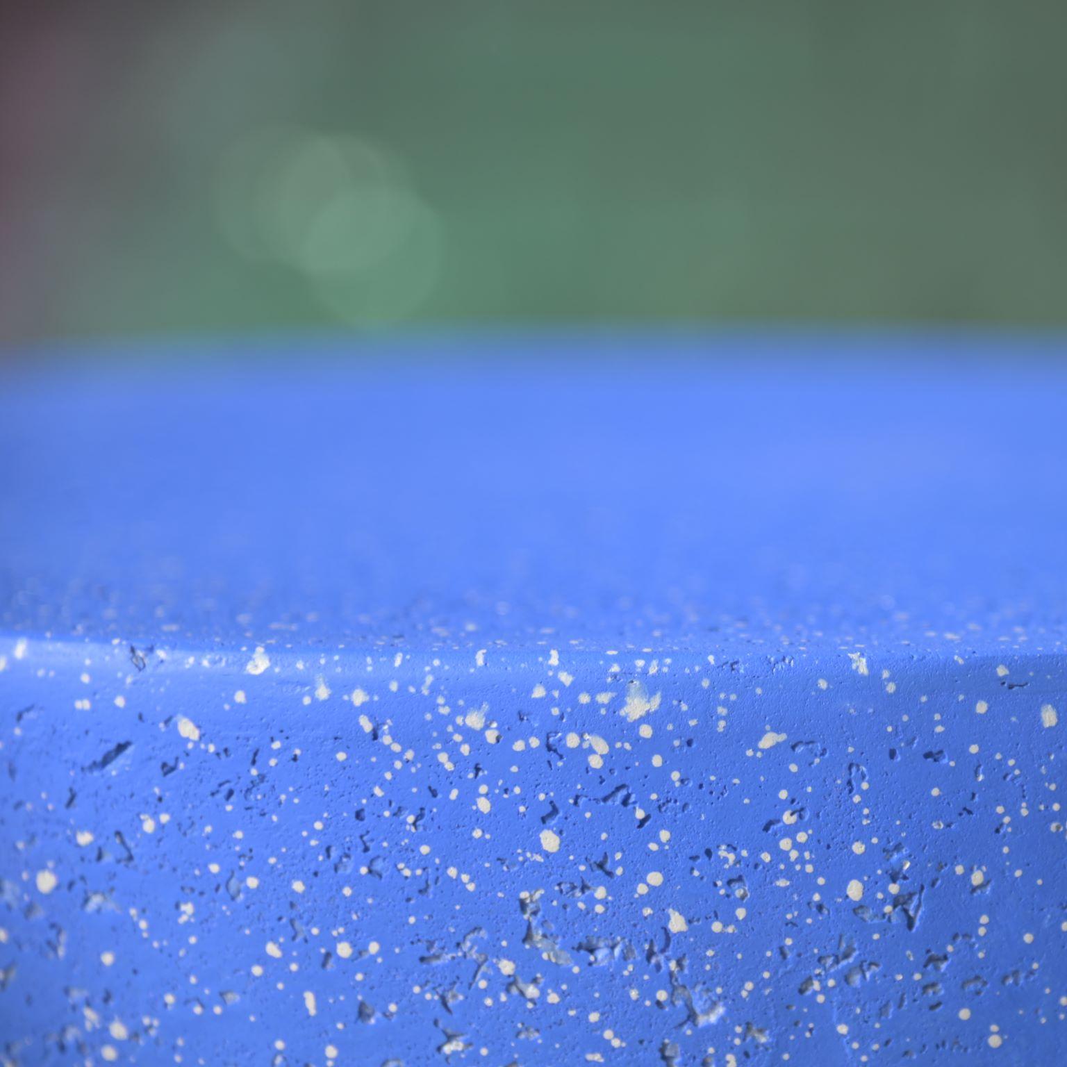 Beistelltisch „Bilbouquet“ aus Gussharzguss, Lupine-Blaue Oberfläche von Zachary A. Design (amerikanisch) im Angebot