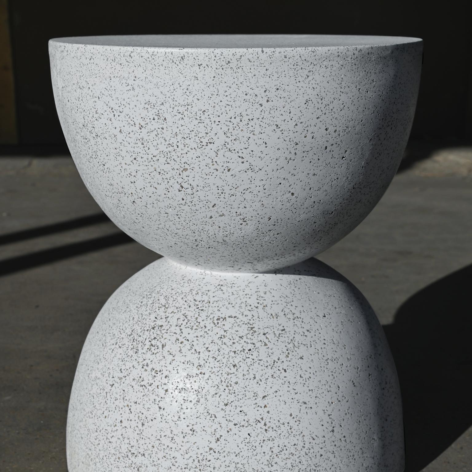 Beistelltisch „Bilbouquet“ aus Gussharzguss, Oberfläche mit Natursteinen von Zachary A. Design (Minimalistisch) im Angebot
