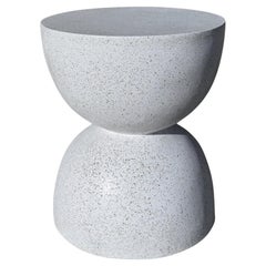 Mesa "Bilbouquet" de resina moldeada, acabado en piedra natural, de Zachary A. Design