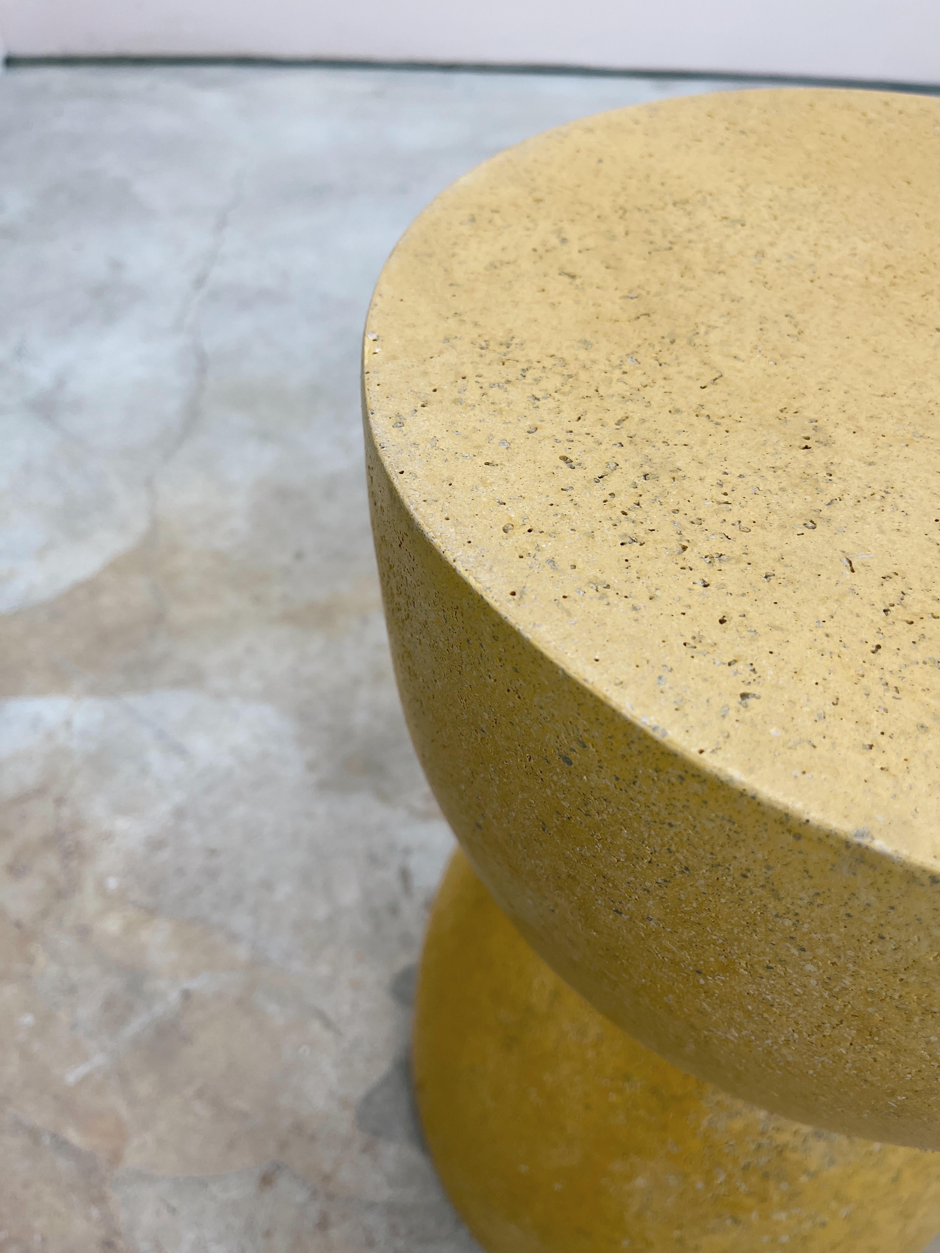 Américain Table d'appoint Bilbouquet en résine moulée, finition jaune Sonoran par Zachary A. Design en vente
