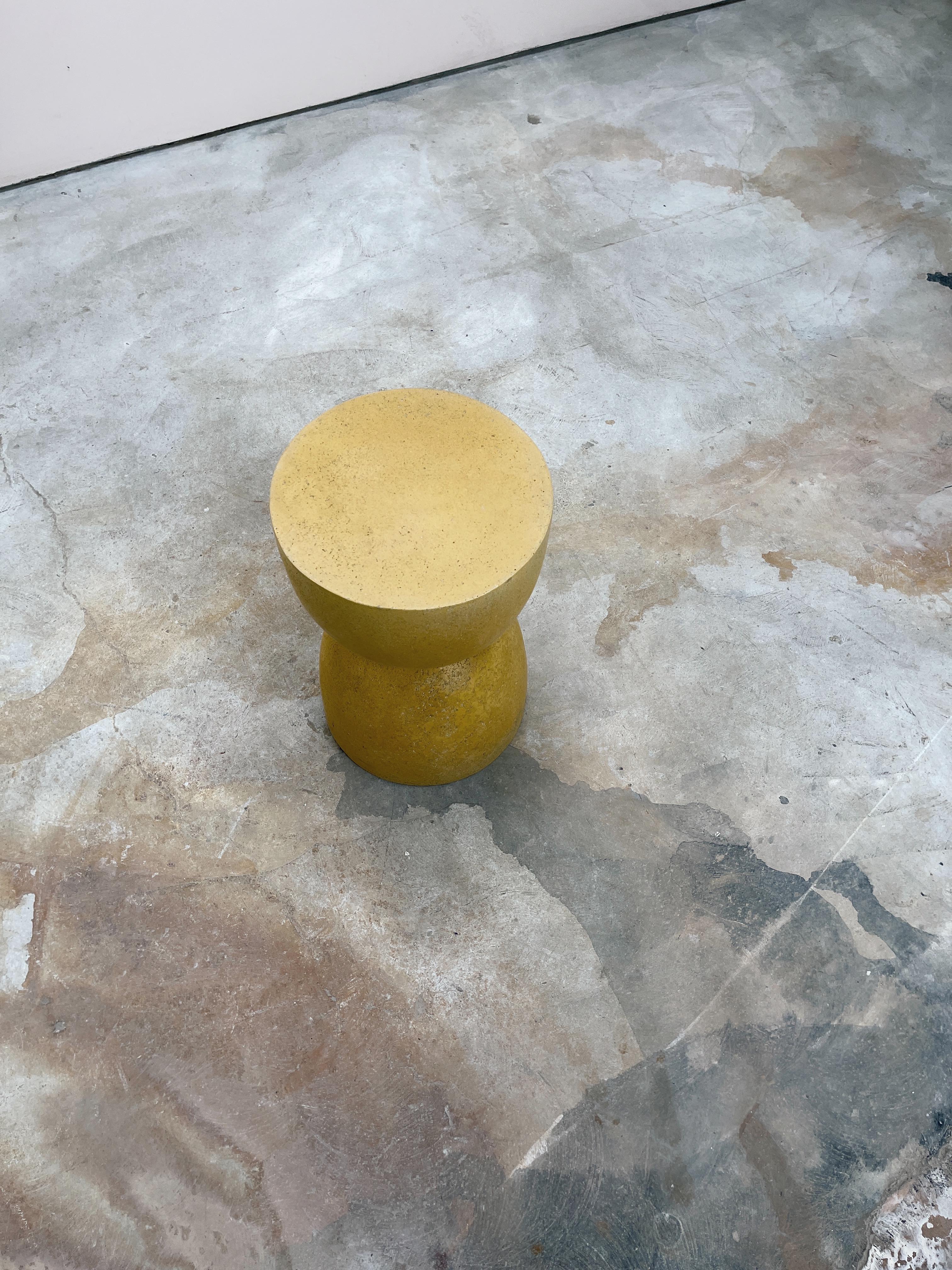 Moulage Table d'appoint Bilbouquet en résine moulée, finition jaune Sonoran par Zachary A. Design en vente