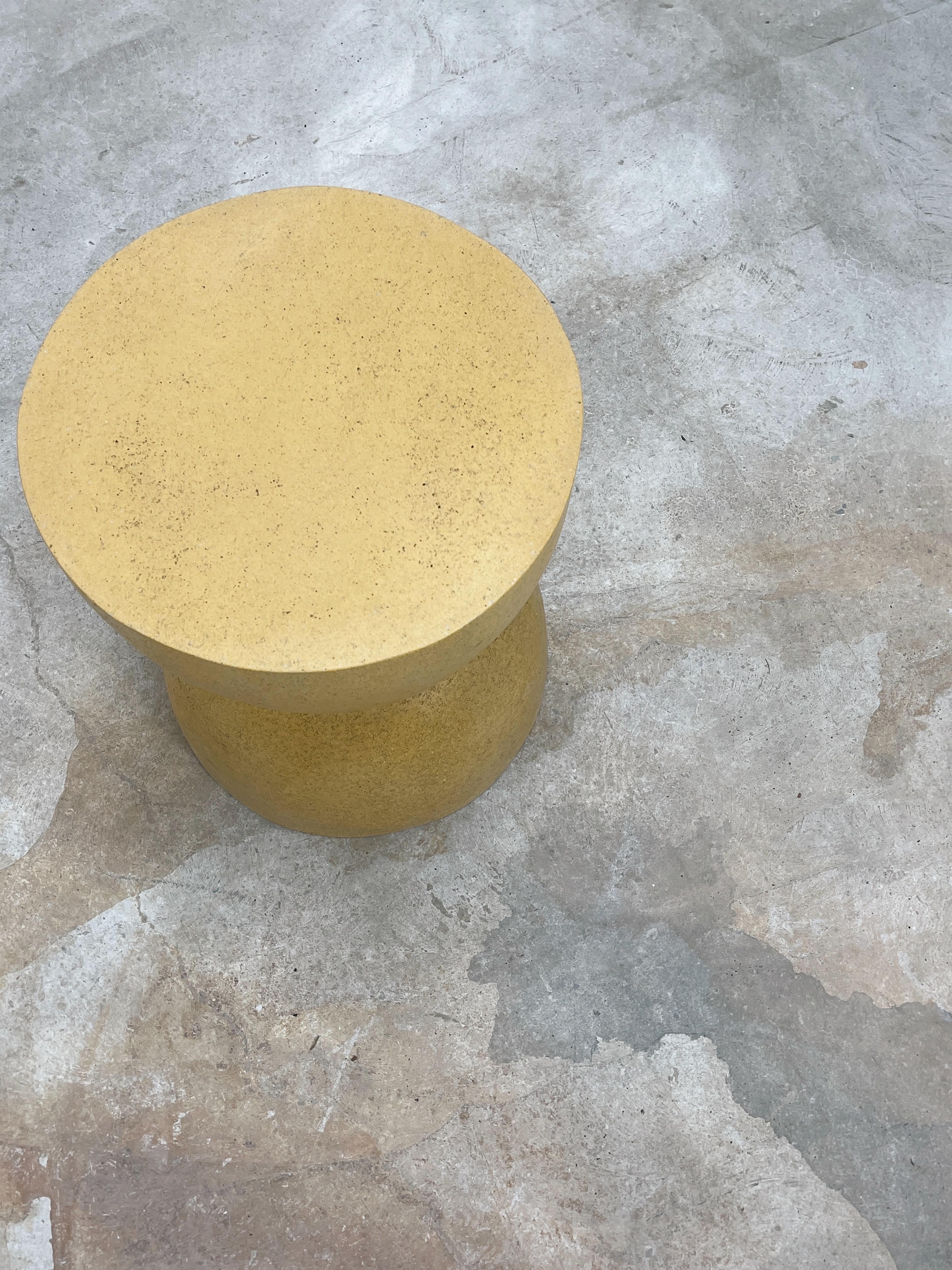 Moulage Table d'appoint « Bilbouquet » en résine moulée, finition jaune Sonoran par Zachary A. Design en vente