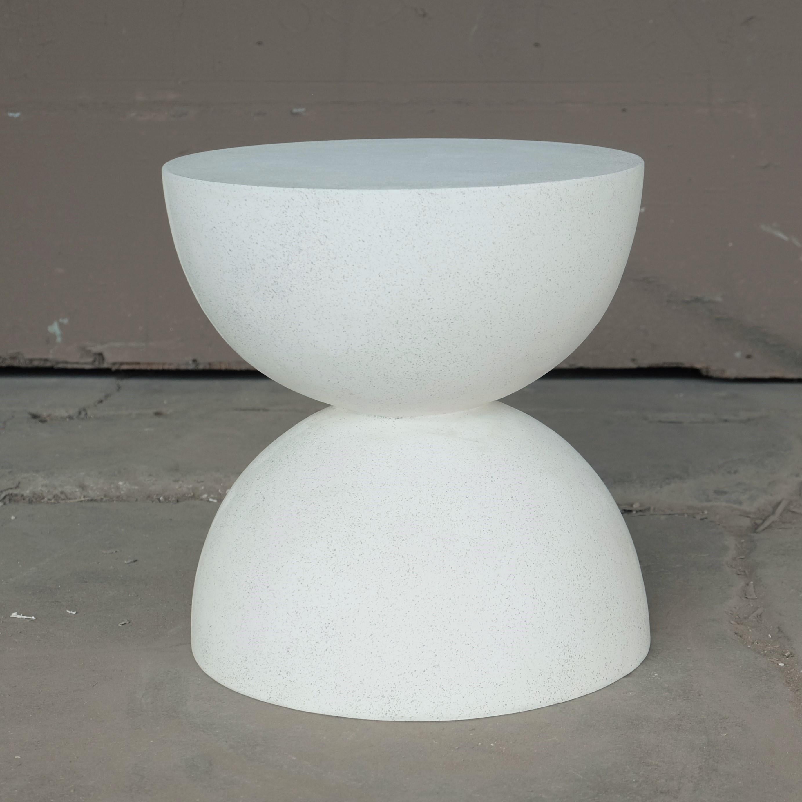 Ein symmetrisches skulpturales Gleichgewicht aus Eleganz und Funktion.

Abmessungen: Durchmesser 38 cm (15 Zoll). Höhe 16 Zoll (40,6 cm). Gewicht 9 kg (20 lbs.)

Farboptionen für die Oberfläche:
weißer Stein (abgebildet)
Naturstein
gealterter