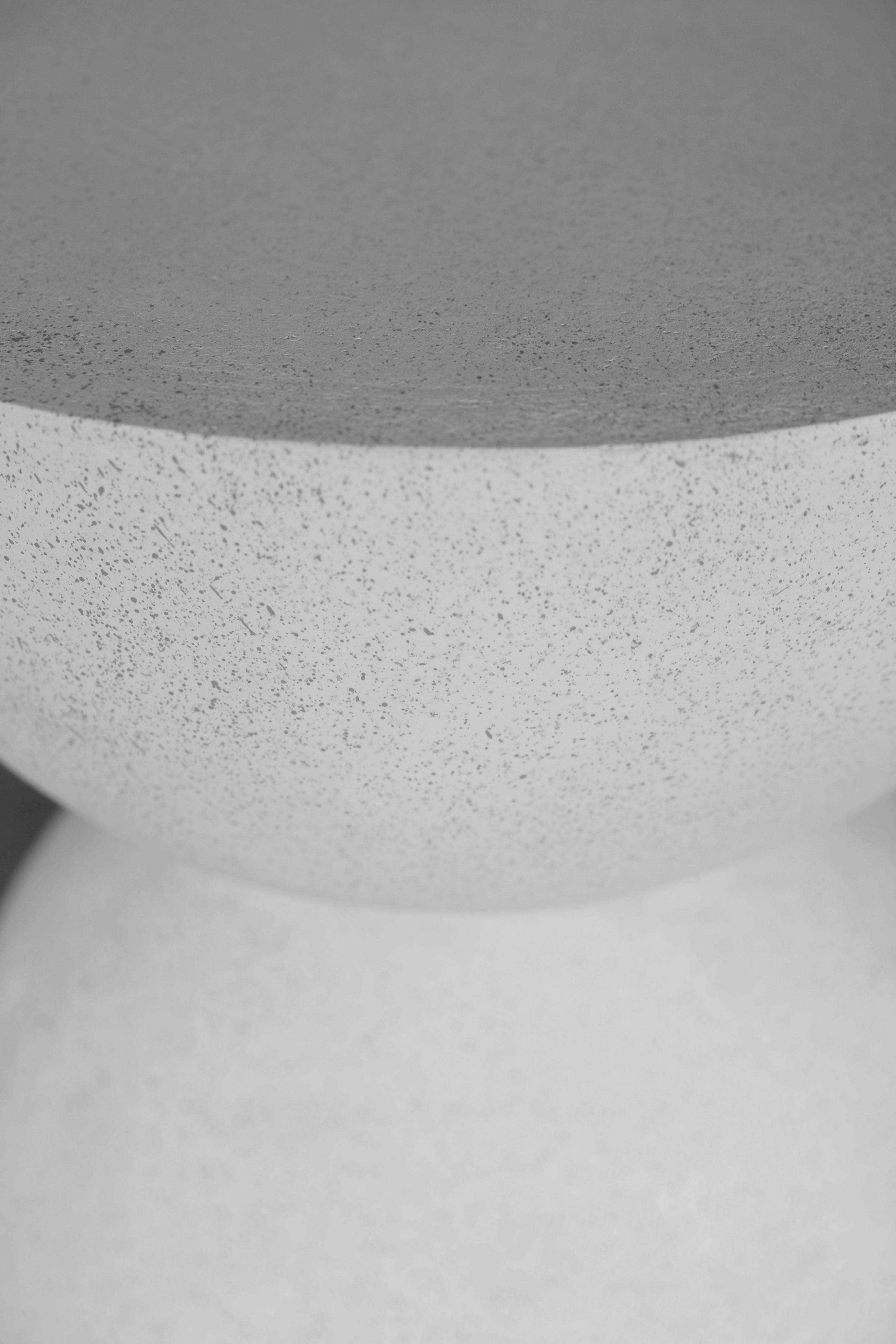 Minimaliste Table d'appoint Bilbouquet en résine moulée, finition pierre blanche par Zachary A. Design en vente