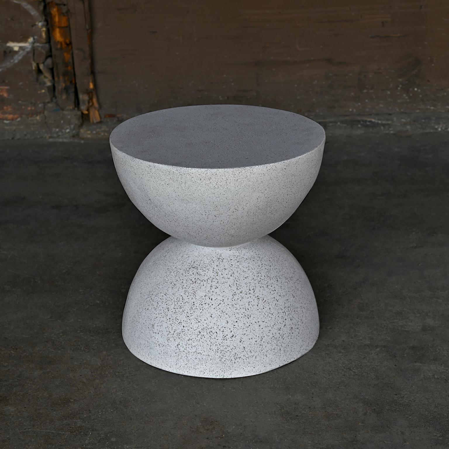 Minimaliste Table Bilbouquet, finition pierre naturelle, Zachary A. Design en vente