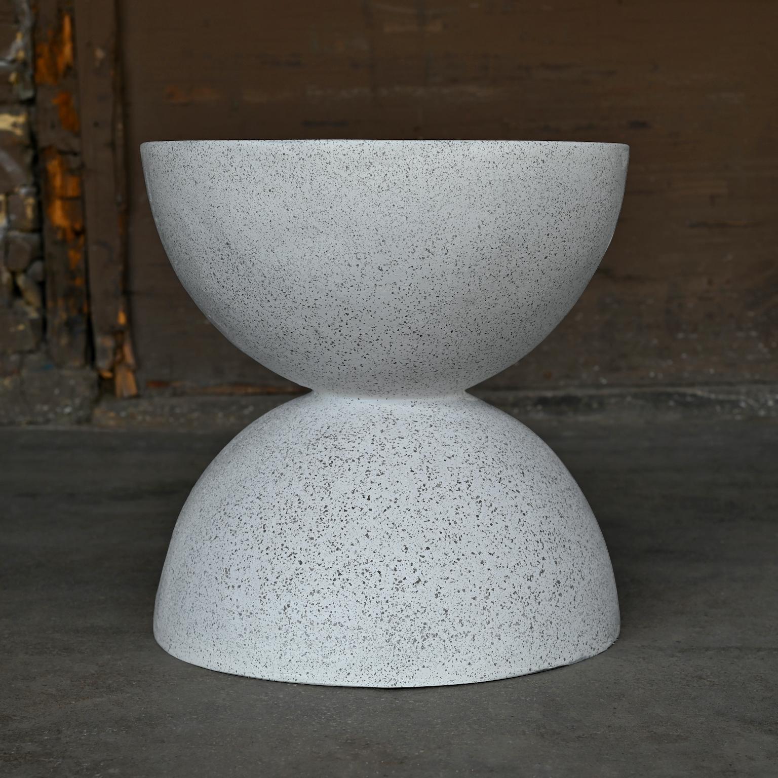 Tisch „Bilbouquet“ aus Gussharzguss, Oberfläche mit Natursteinen von Zachary A. Design (amerikanisch) im Angebot