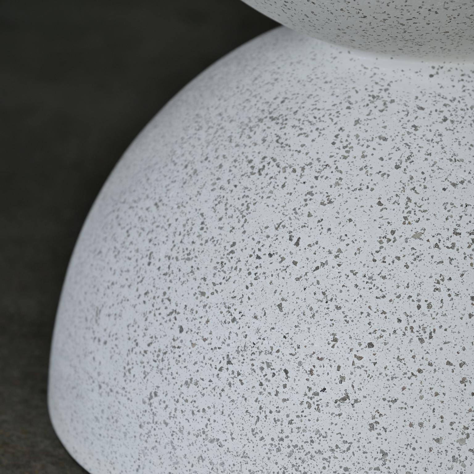 Tisch „Bilbouquet“ aus Gussharzguss, Oberfläche mit Natursteinen von Zachary A. Design (Gegossen) im Angebot