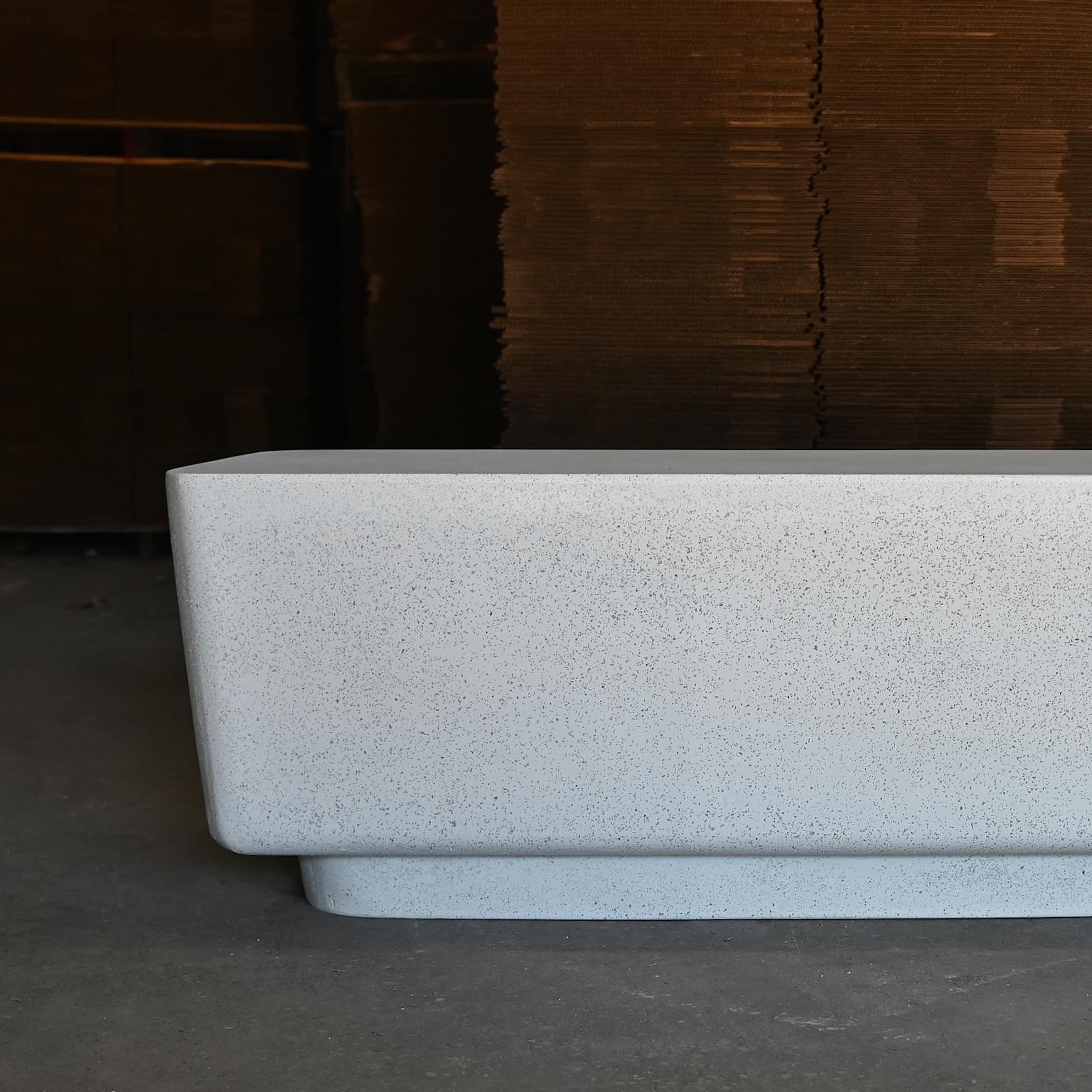 Bench „Block“ aus Gussharzguss, weiße Steinoberfläche von Zachary A. Design (Minimalistisch) im Angebot