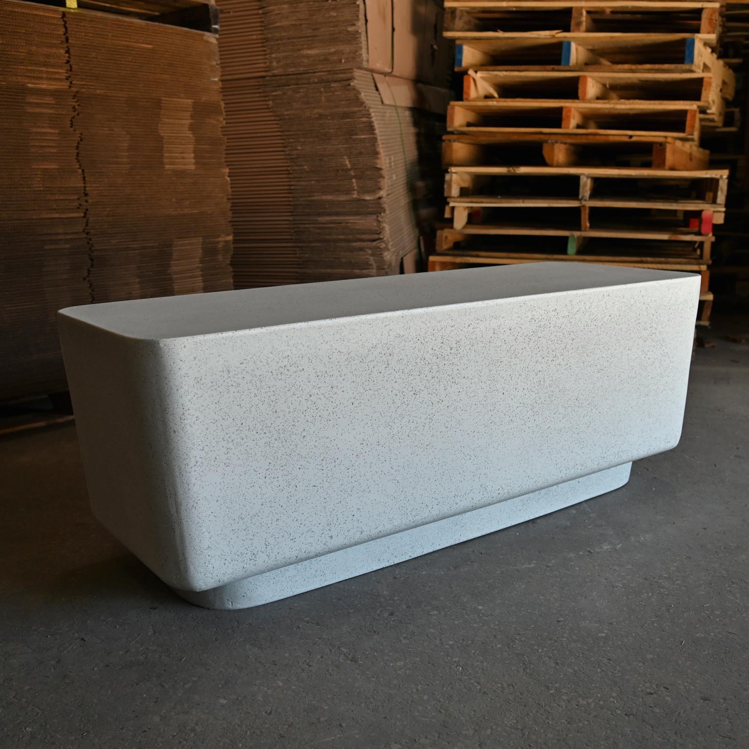 Bench „Block“ aus Gussharzguss, weiße Steinoberfläche von Zachary A. Design (amerikanisch) im Angebot