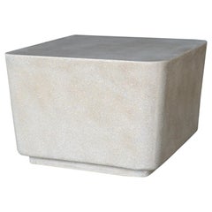 Table d'appoint Block en résine moulée, finition pierre vieillie par Zachary A. Design