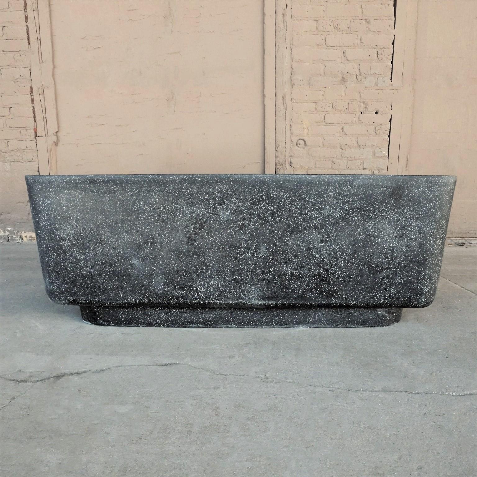 Niedriger Tisch „Block“ aus Gussharzguss, Oberfläche mit Kohlestein von Zachary A. Design (Minimalistisch) im Angebot