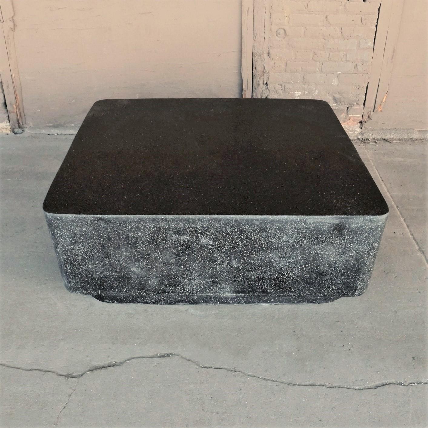 Niedriger Tisch „Block“ aus Gussharzguss, Oberfläche mit Kohlestein von Zachary A. Design (amerikanisch) im Angebot