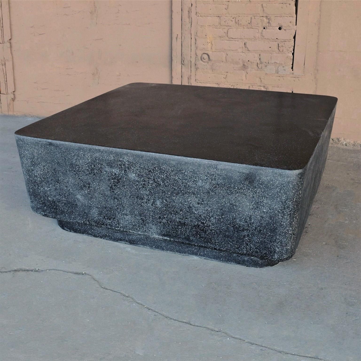 Niedriger Tisch „Block“ aus Gussharzguss, Oberfläche mit Kohlestein von Zachary A. Design (Gegossen) im Angebot