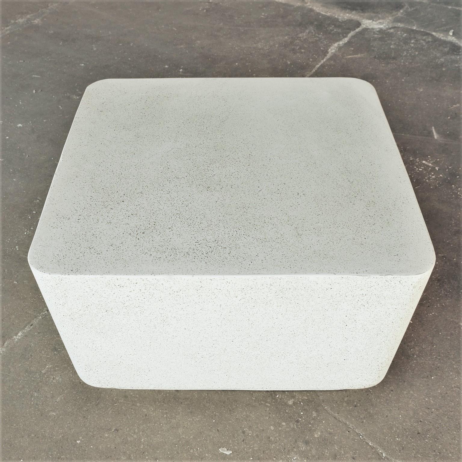 Américain Table basse Block en résine moulée, finition pierre naturelle, par Zachary A. Design en vente
