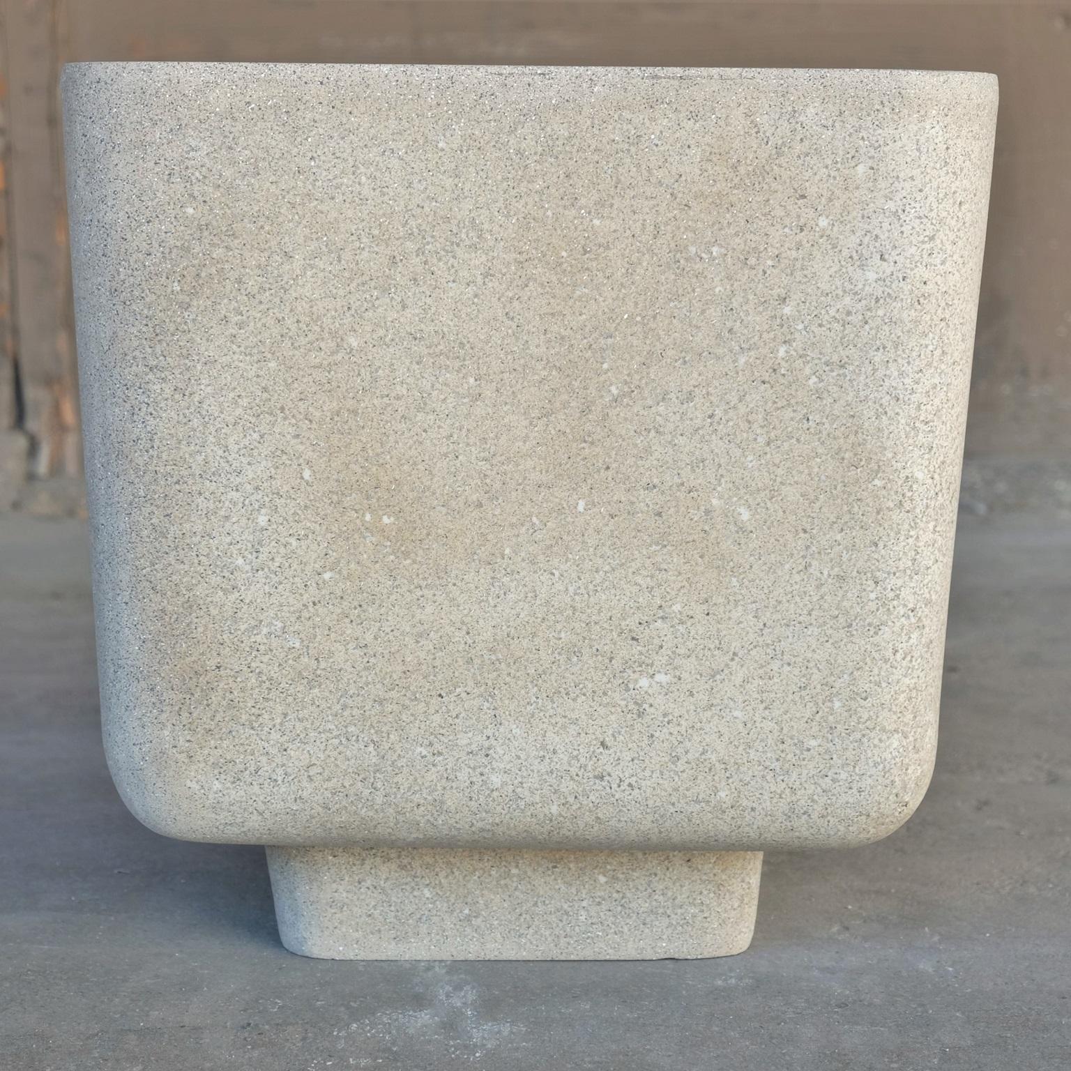 Beistelltisch „Block“ aus Gussharzguss, gealterte Steinoberfläche von Zachary A. Design (Minimalistisch) im Angebot