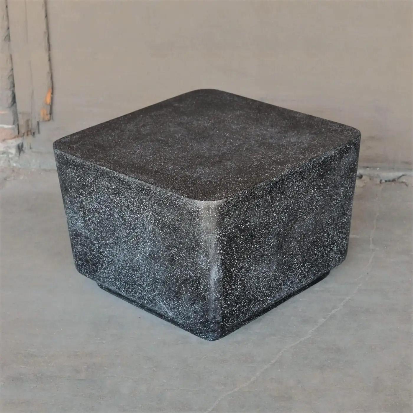 Table d'appoint Block en résine moulée, finition pierre vieillie par Zachary A. Design en vente 2