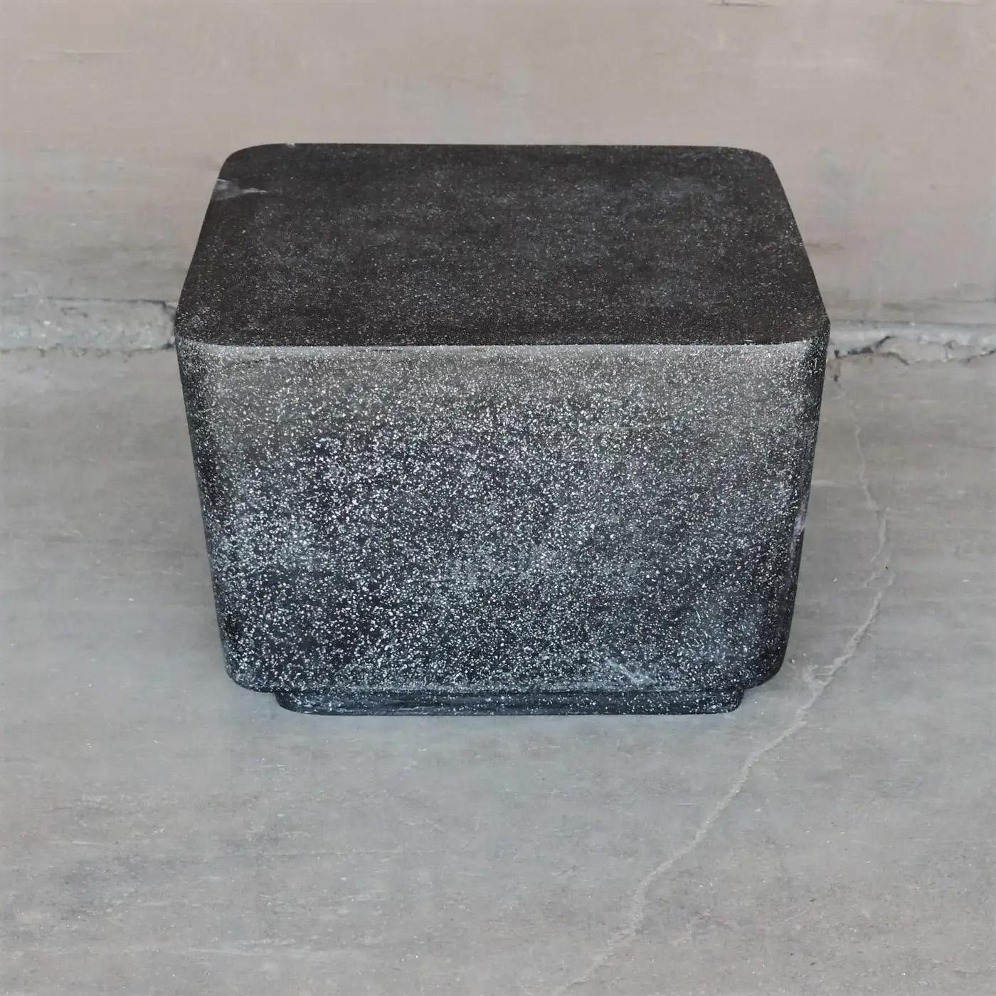 Table d'appoint Block en résine moulée, finition pierre vieillie par Zachary A. Design en vente 3