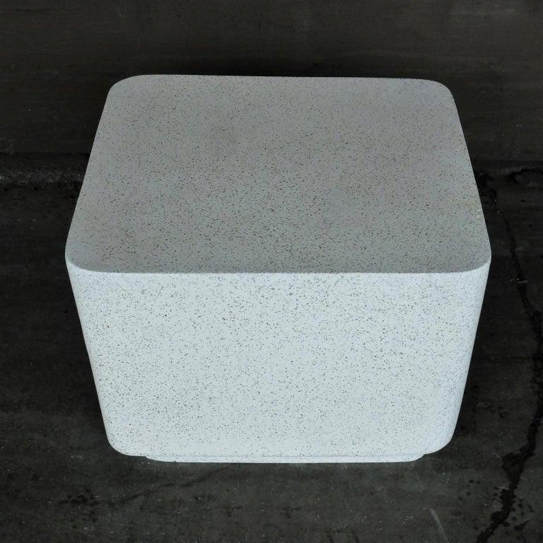 Table d'appoint Block en résine moulée, finition pierre vieillie par Zachary A. Design en vente 4