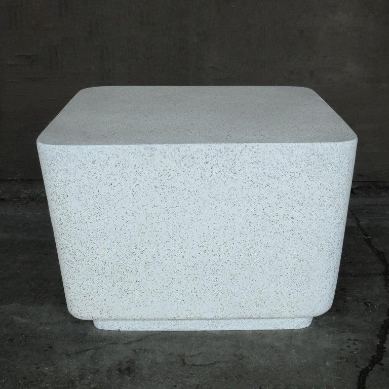 Table d'appoint Block en résine moulée, finition pierre vieillie par Zachary A. Design en vente 5