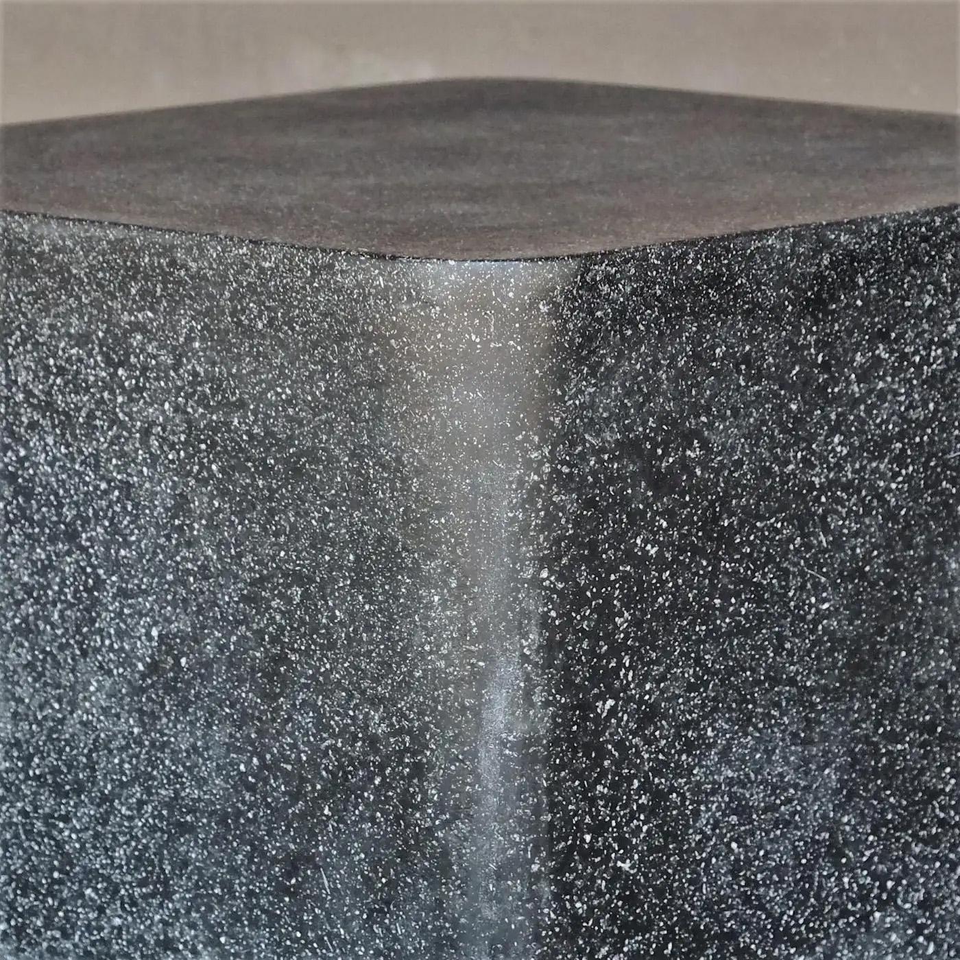 Table d'appoint Block en résine moulée, finition pierre vieillie par Zachary A. Design en vente 1