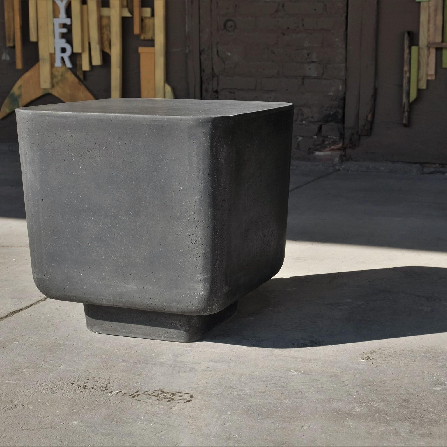 Beistelltisch „Block“ aus Gussharz, Ausführung mit Kohlestein von Zachary A. Design (Minimalistisch) im Angebot