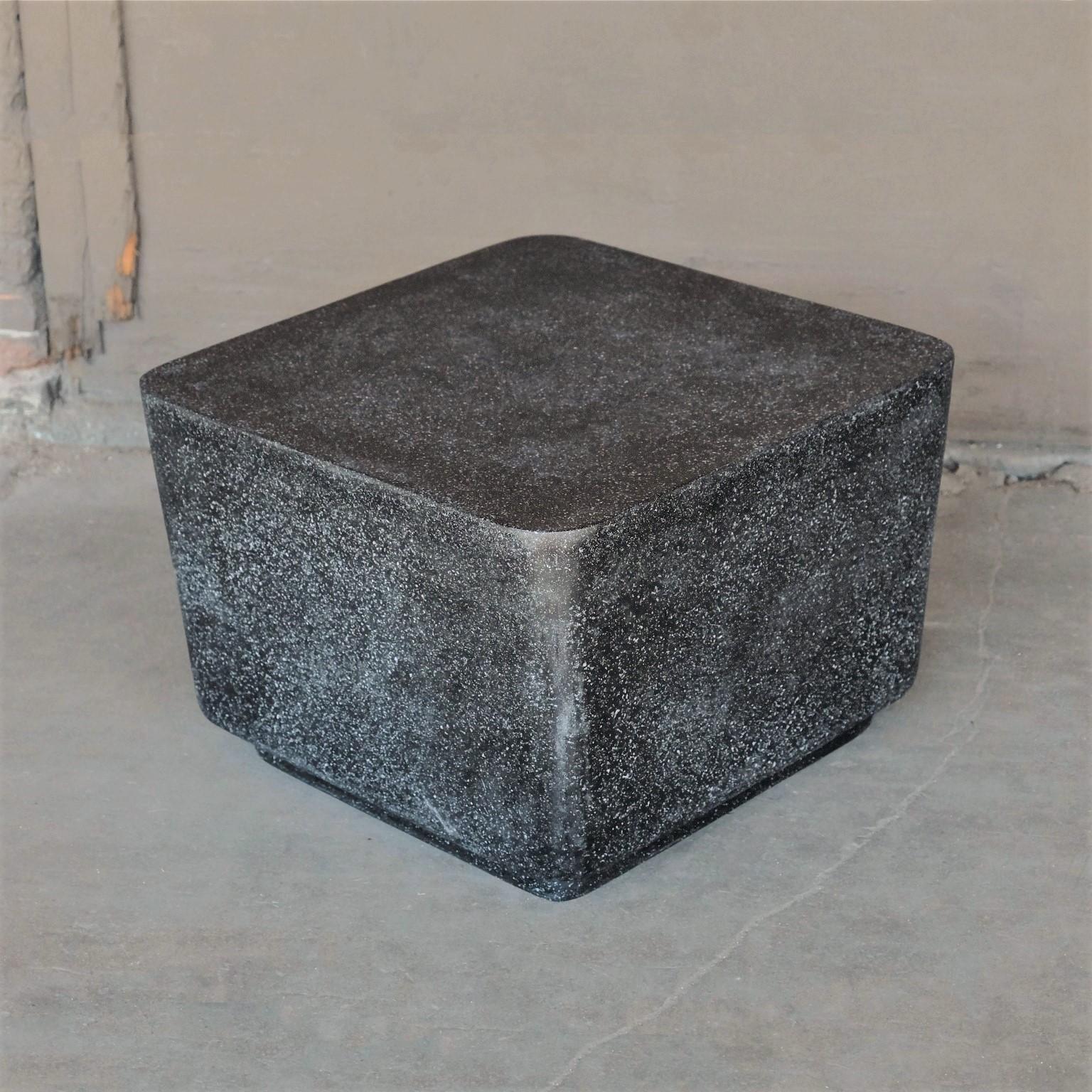 Beistelltisch „Block“ aus Gussharz, Ausführung mit Kohlestein von Zachary A. Design (amerikanisch) im Angebot