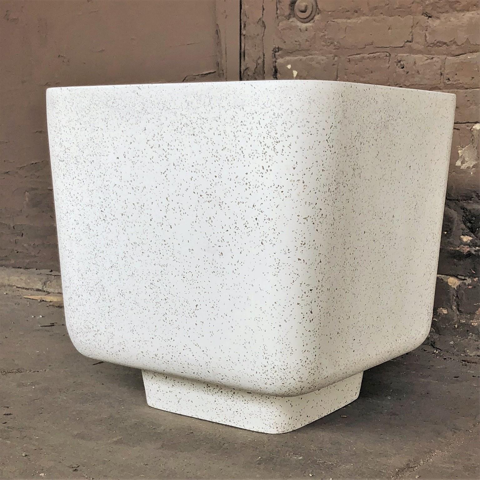 Beistelltisch „Block“ aus Gussharz, Oberfläche mit Natursteinen von Zachary A. Design (Minimalistisch) im Angebot