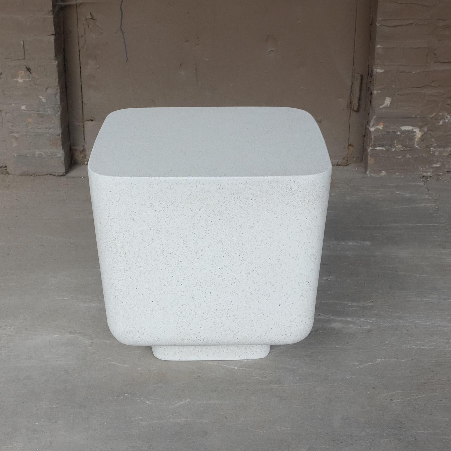 Beistelltisch „Block“ aus Gussharzguss, weiße Steinoberfläche von Zachary A. Design (Minimalistisch) im Angebot