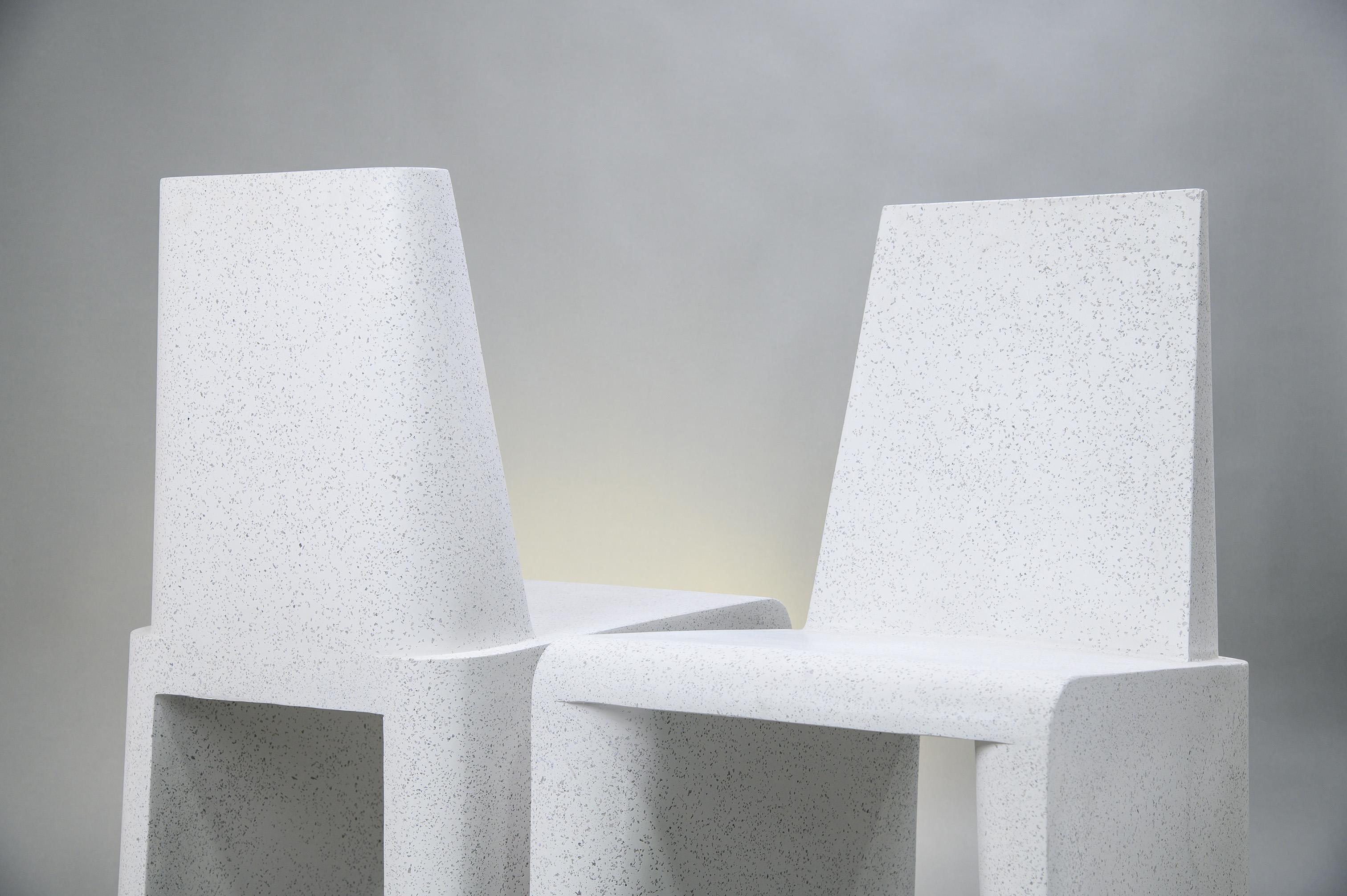 Esszimmerstuhl „Bridget“ aus Gussharz, weiße Steinoberfläche von Zachary A. Design (Minimalistisch) im Angebot