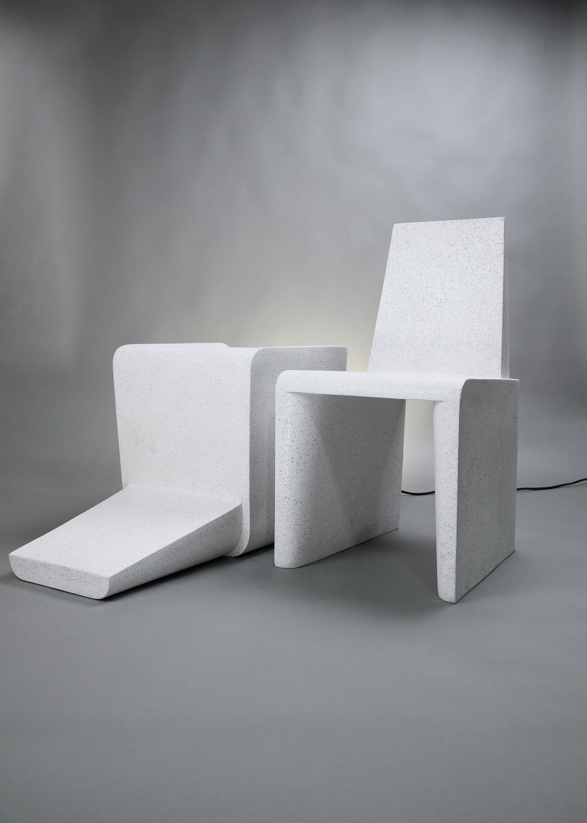 Minimaliste Chaise de salle à manger Bridget en résine moulée, finition en pierre blanche, par Zachary A. Design en vente
