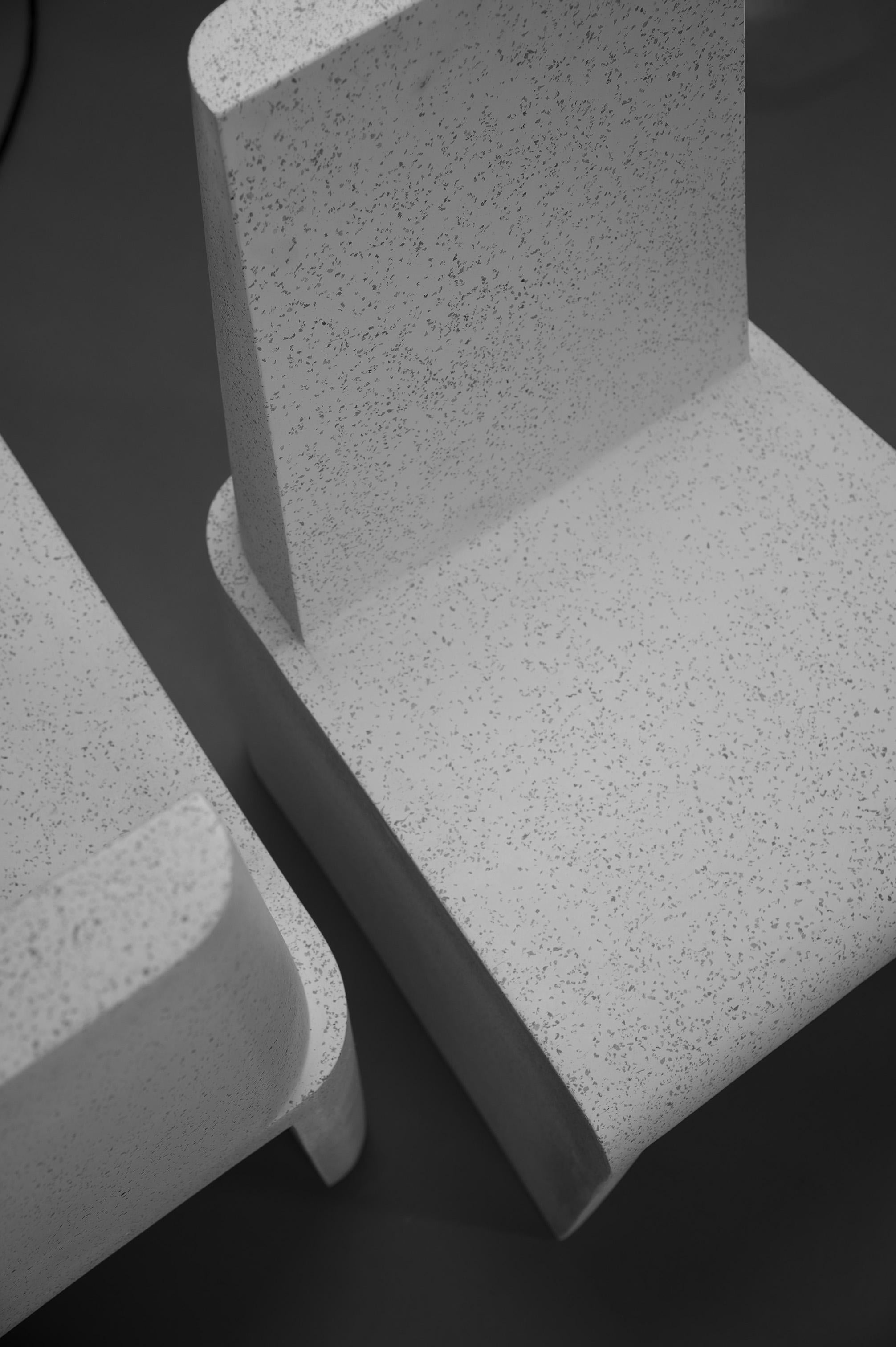 Esszimmerstuhl „Bridget“ aus Gussharz, weiße Steinoberfläche von Zachary A. Design (Gegossen) im Angebot