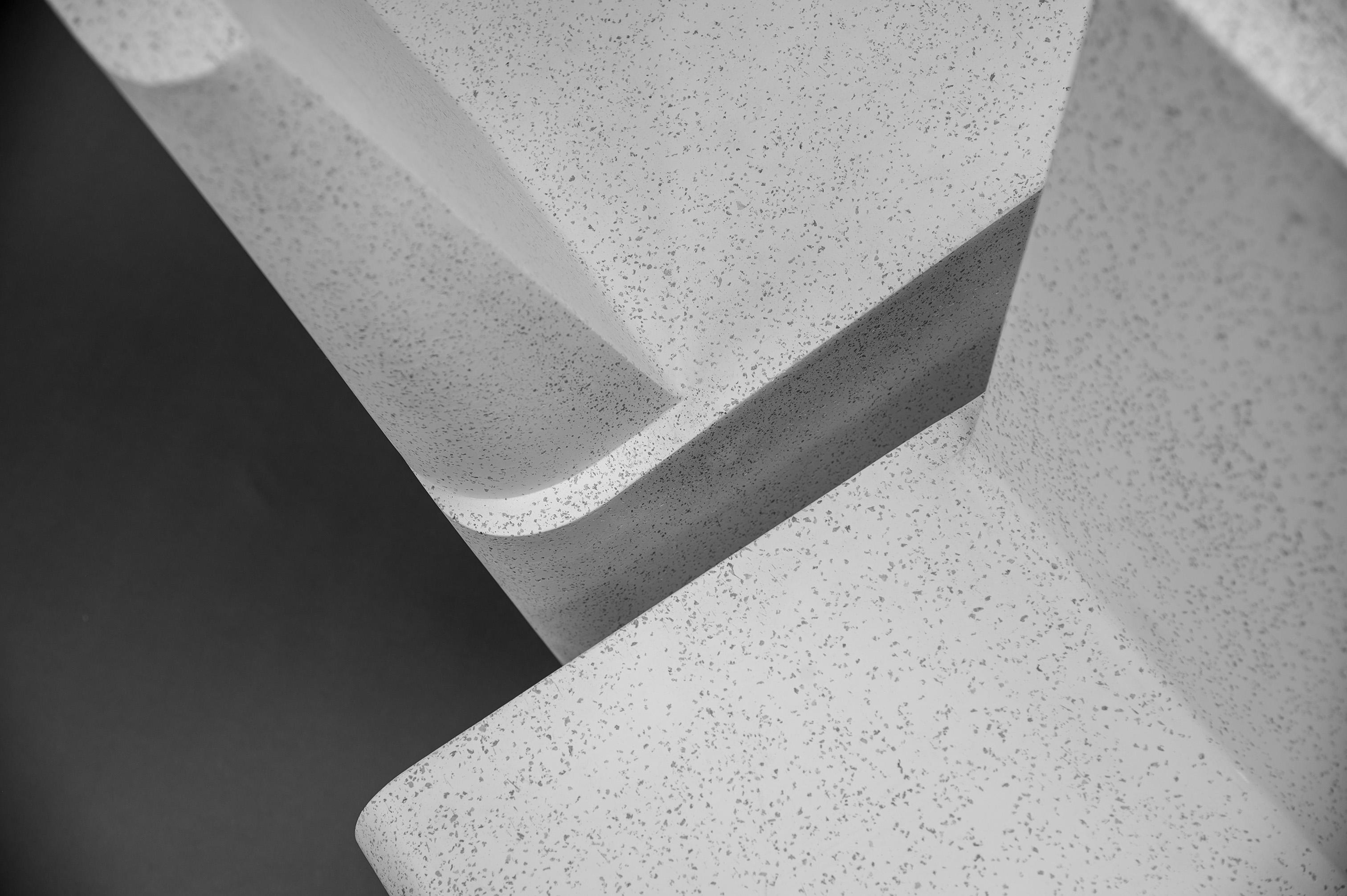 Esszimmerstuhl „Bridget“ aus Gussharz, weiße Steinoberfläche von Zachary A. Design im Zustand „Neu“ im Angebot in Chicago, IL